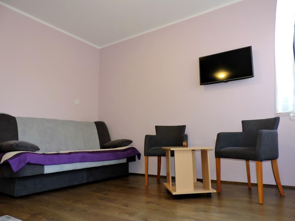 B&B Zmajevo Gnezdo 021 Sremska Kamenica Bilik gambar