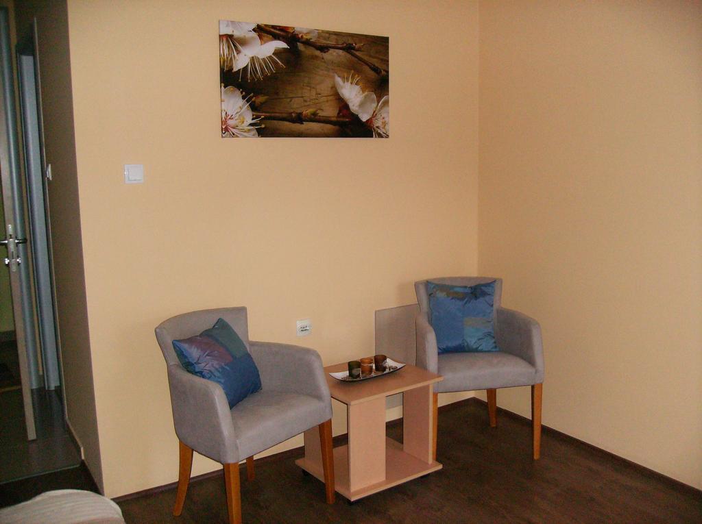 B&B Zmajevo Gnezdo 021 Sremska Kamenica Bilik gambar
